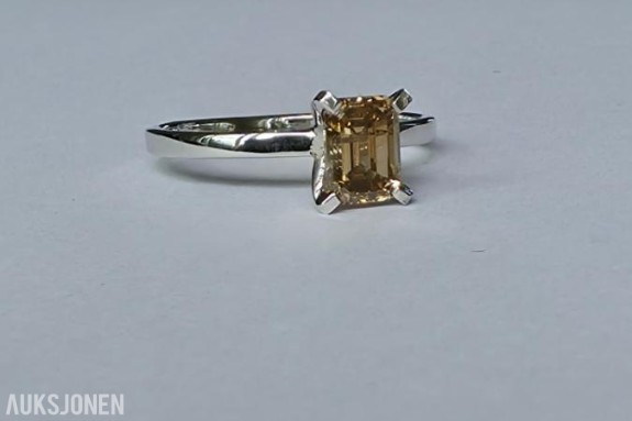 1.04CT ENSTENS DIAMANTANRING I 14K GULL. HELT NATURLIG DIAMANT! TAKSTBREV OG SERTIFIKAT!