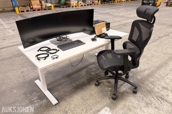 Kontoroppsett med Philips 49 tommer skjerm, LINAK hev-/senkebord, ThunderX3 stol, Epson ET-8550 og tilbehør