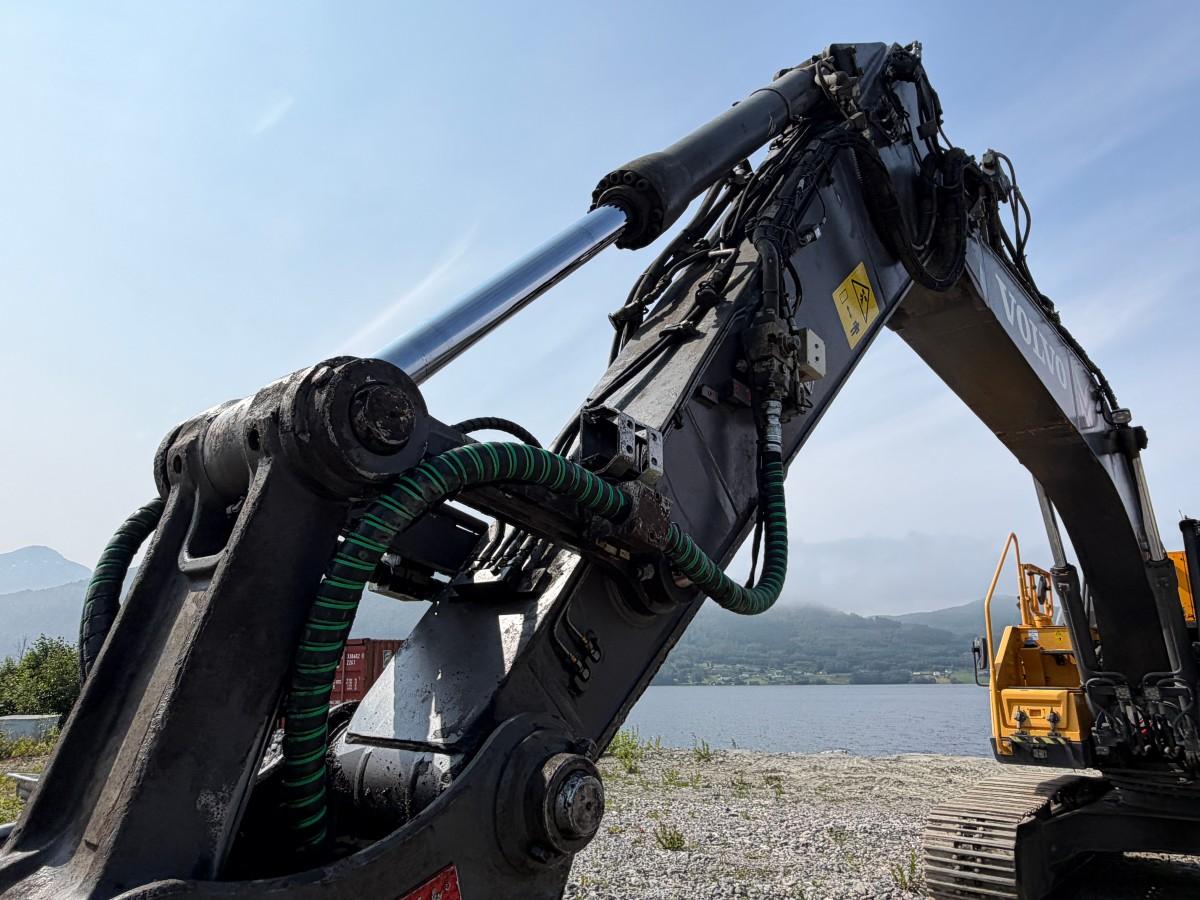 Volvo EC220E gravemaskin med Ilmeg/Montabert borerigg og Rotair kompressor- Maskinstyring - 2015 - 13447r