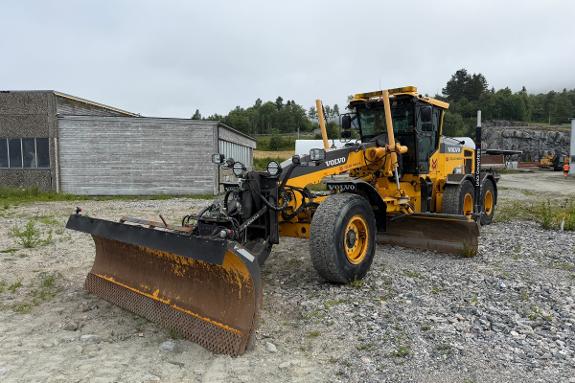 Volvo G946B veghøvel – 2013 modell – Leveres med frontskjær og midtblad