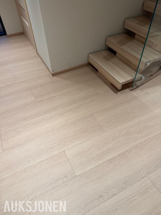 94,35 m2 HEL PALL MED 15mm høykvalitets PREMIUM LAMINATGULV SELGES