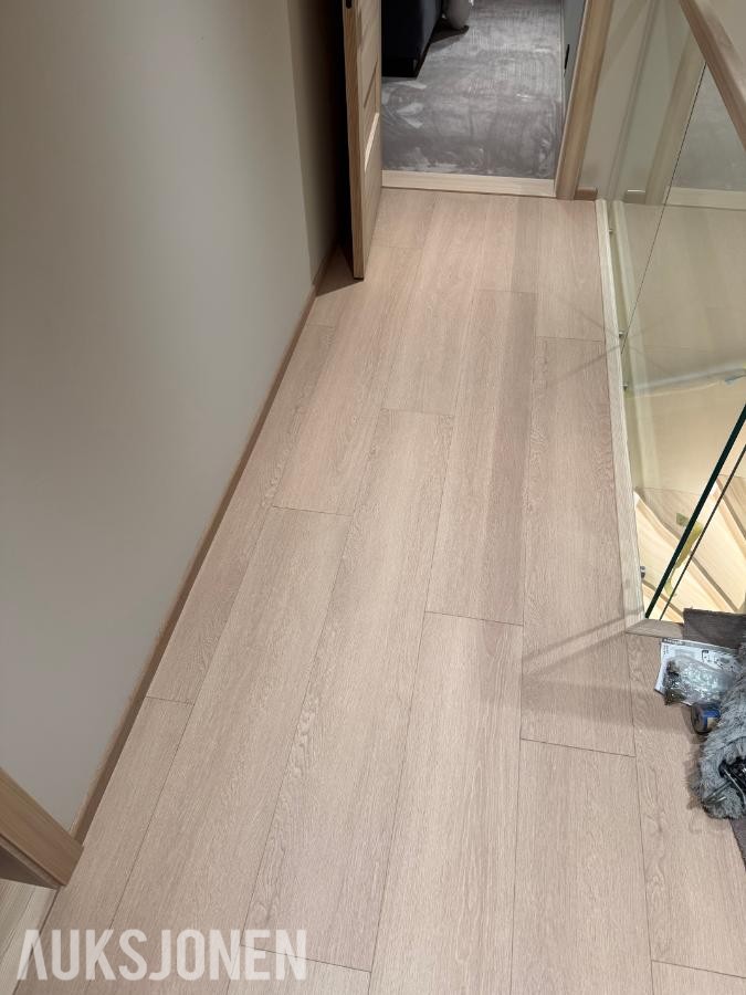 94,35 m2 HEL PALL MED 15mm høykvalitets PREMIUM LAMINATGULV SELGES