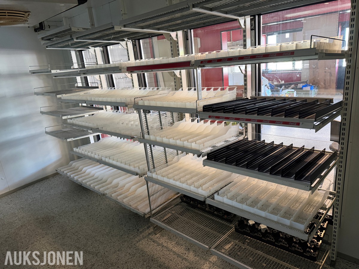 gatekjøkken-/servicebutikkinventar – kjøledisker, kjøleromsinnredning, storkjøkkenutstyr, hyller og butikkinnredning