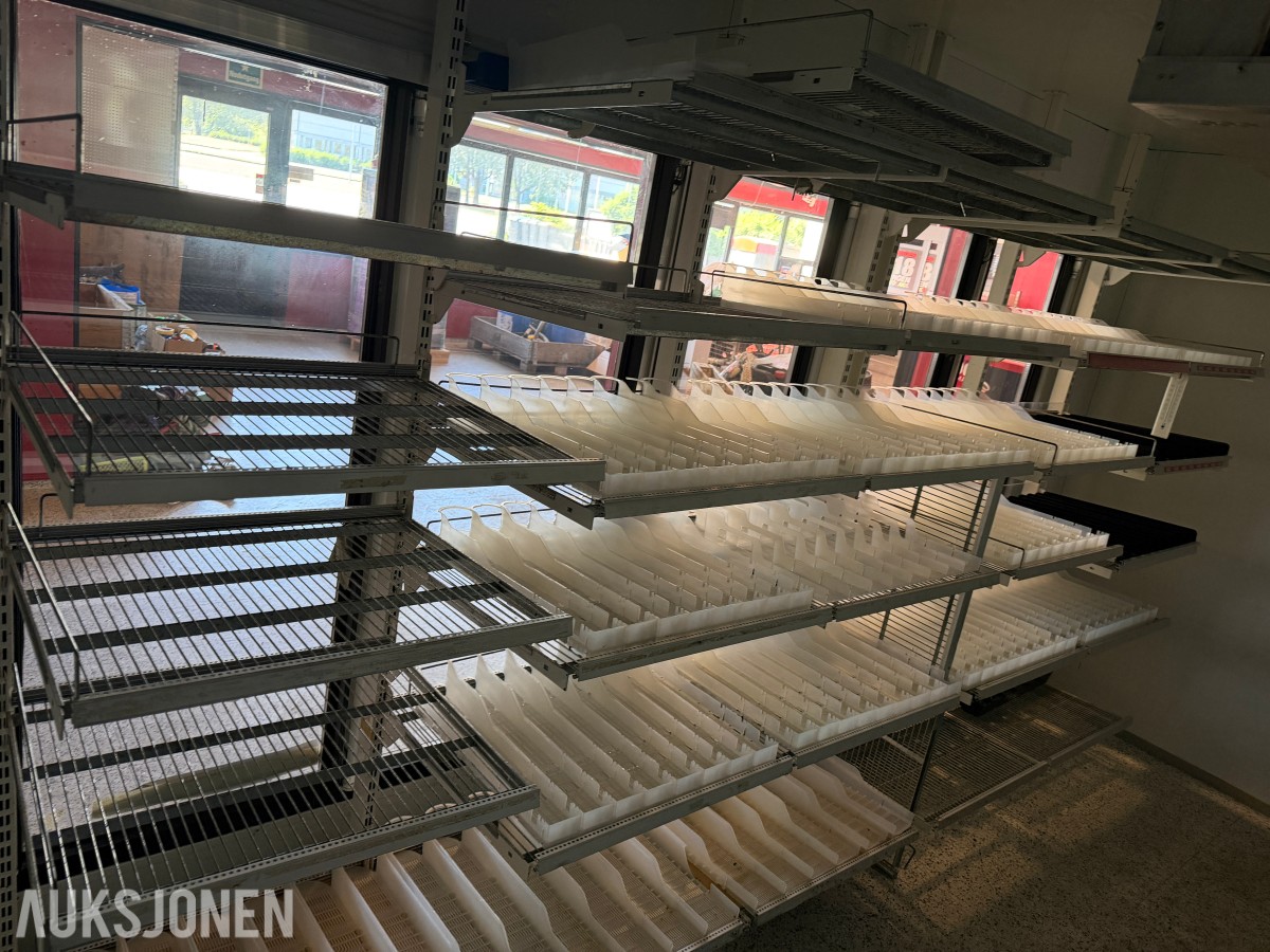 gatekjøkken-/servicebutikkinventar – kjøledisker, kjøleromsinnredning, storkjøkkenutstyr, hyller og butikkinnredning