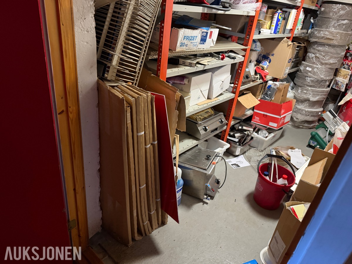 gatekjøkken-/servicebutikkinventar – kjøledisker, kjøleromsinnredning, storkjøkkenutstyr, hyller og butikkinnredning