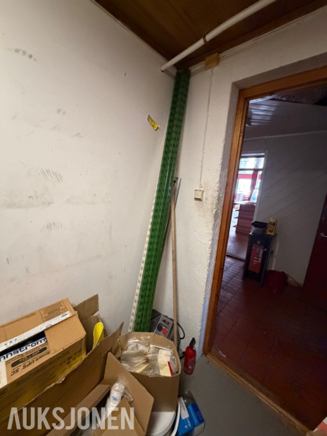gatekjøkken-/servicebutikkinventar – kjøledisker, kjøleromsinnredning, storkjøkkenutstyr, hyller og butikkinnredning