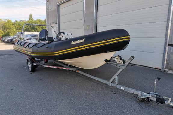 Bombard Explorer DB RIB med Evinrude E-TEC 115 hk og Tysse båthenger – tidligere brukt av politiet