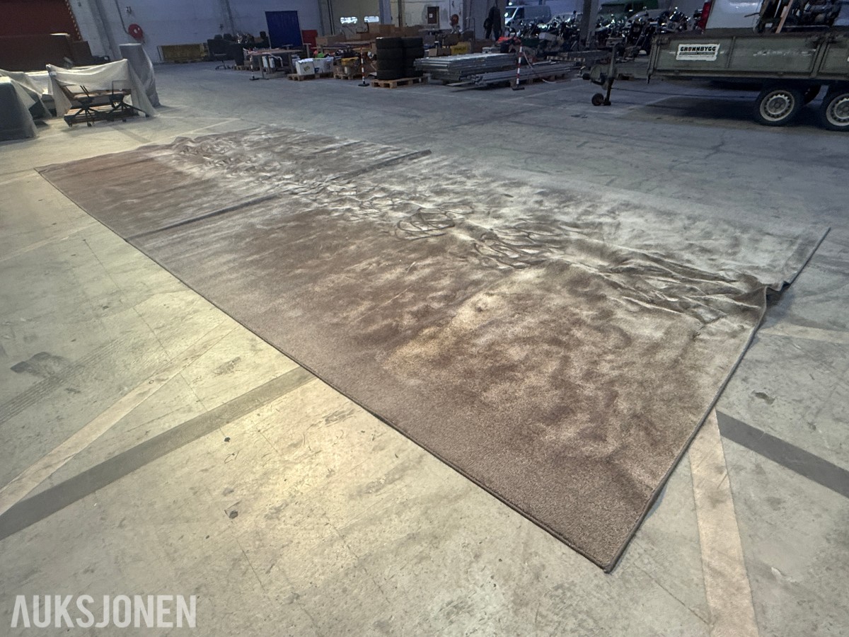Stort rektangulært gulvteppe – ca 730 × 340 cm