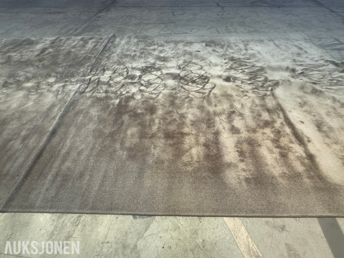 Stort rektangulært gulvteppe – ca 730 × 340 cm