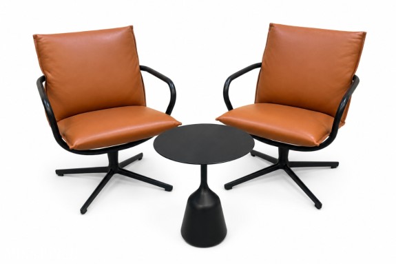 2 Fora Form Camp loungestoler designet av Anderssen & Voll med sidebord