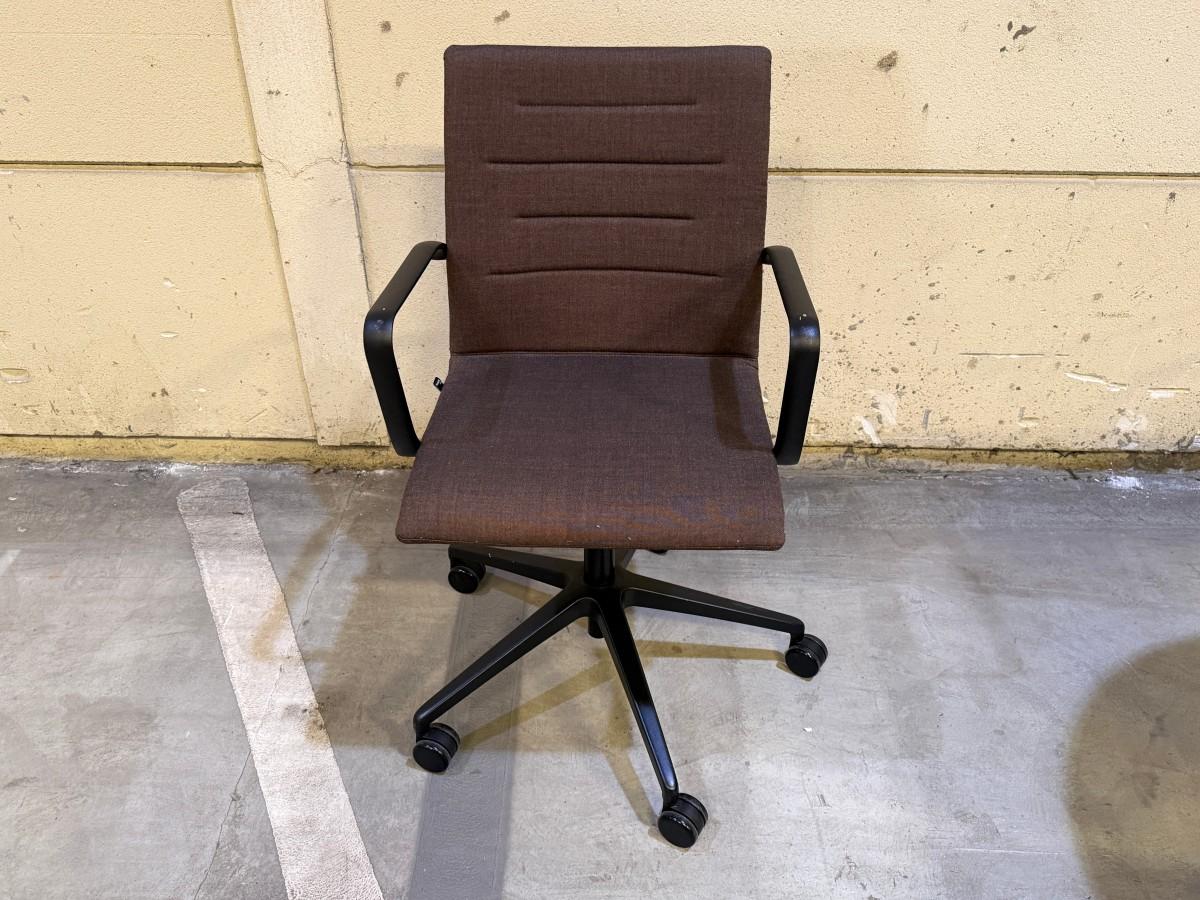 7 stk. LD Seating Oslo 227 konferansestoler og 2 møtebord