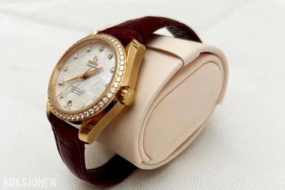 2019 Omega Seamaster Aqua Terra 150M Master Co-Axial Chronometer i 18 karat Sedna Gold med diamantbesatt bezel og diamantindekser.