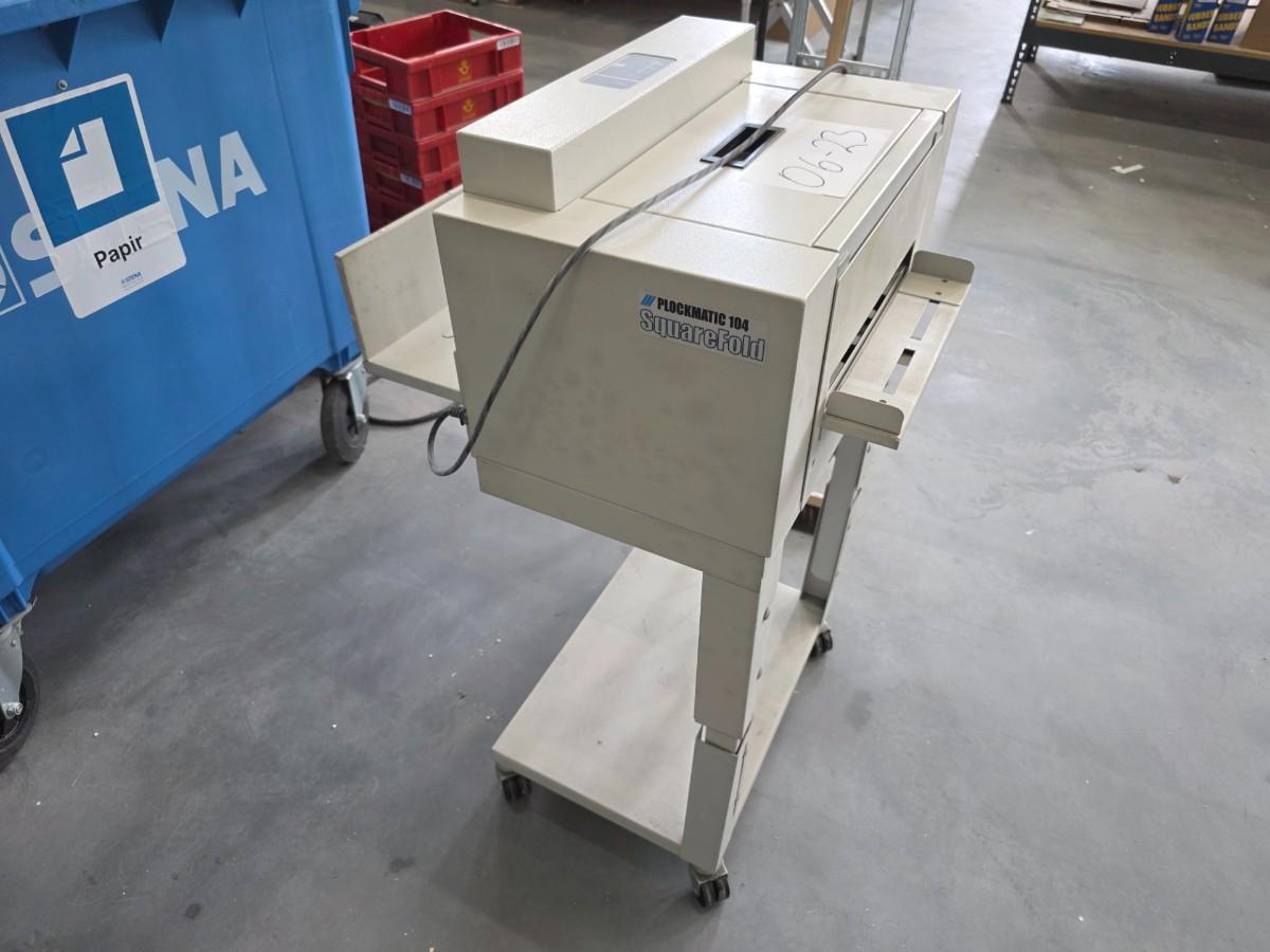 2002 Plockmatic PL104 SquareFold Firkantryggpresse for hefter