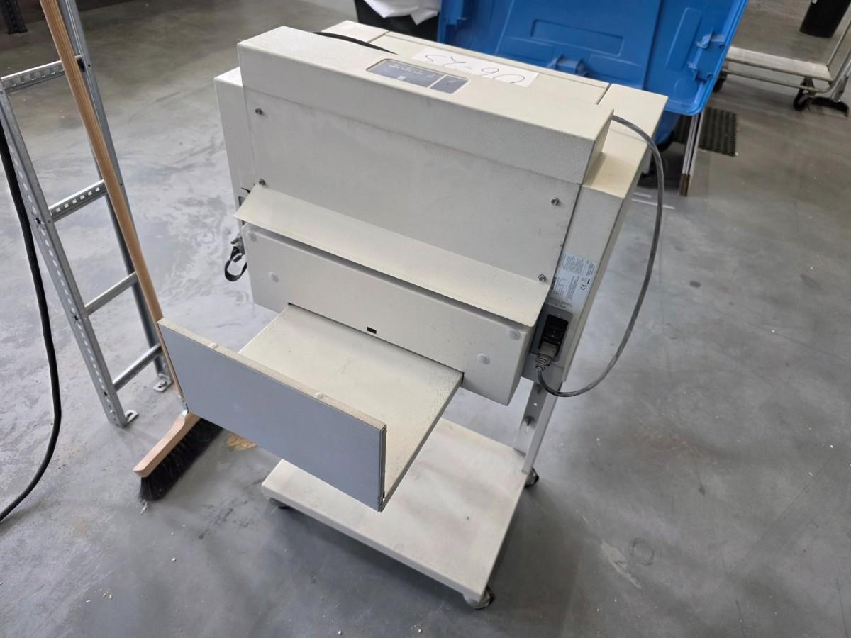2002 Plockmatic PL104 SquareFold Firkantryggpresse for hefter