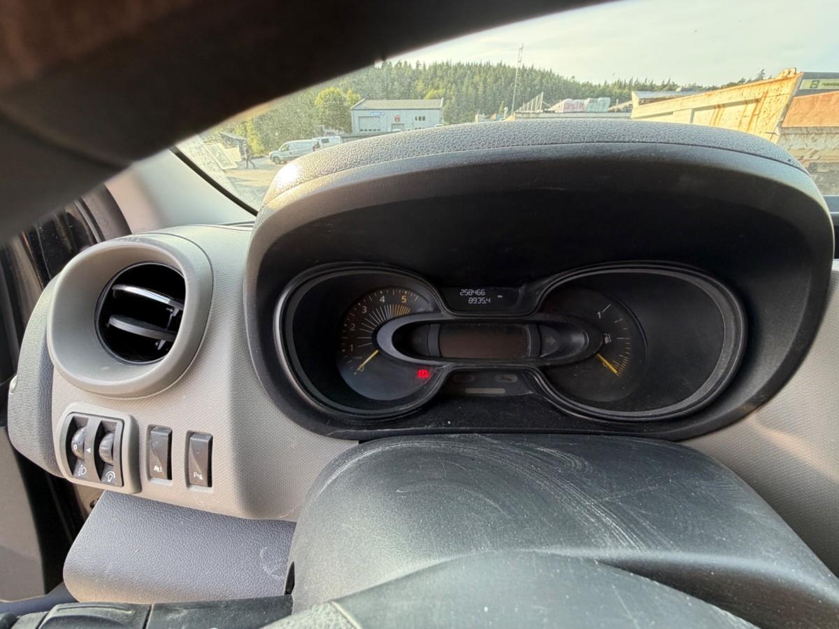 2015 Renault Trafic 1.6 D 140 HK HENGERFESTE CRUISE S+V