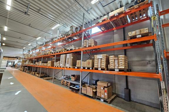 Pallereol Lager Systemer - reolrekke ca. 25,9 m - høyde ca. 5,9 m - dybde ca. 1,1 m - 4 bjelkenivåer