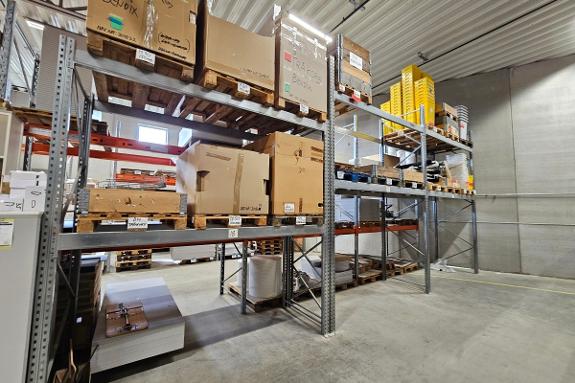 Pallereol P90 - lengde ca. 8,6 m - høyde ca. 4,1 m - dybde ca. 1,1 m - helgalvanisert