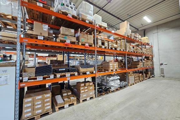 Pallereol Nordplan - lengde ca. 11,3 m - høyde ca. 3,9 m - dybde ca. 1,1 m - skiltet maks 800 kg per EUR-pall