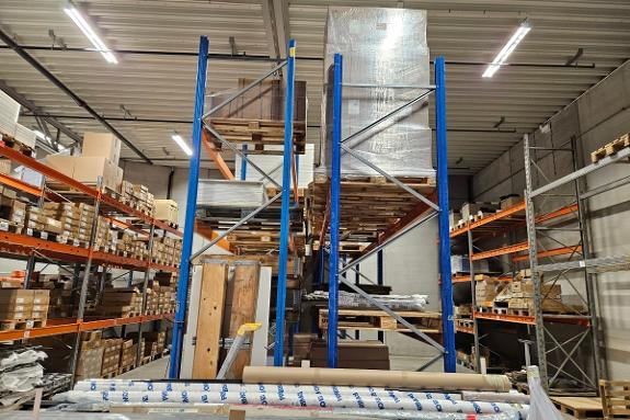 Pallereol - rekker ca. 9,7 m og 10,2 m - høyde ca. 4,3-4,6 m - dybde ca. 1,1 m - tre bjelkenivåer