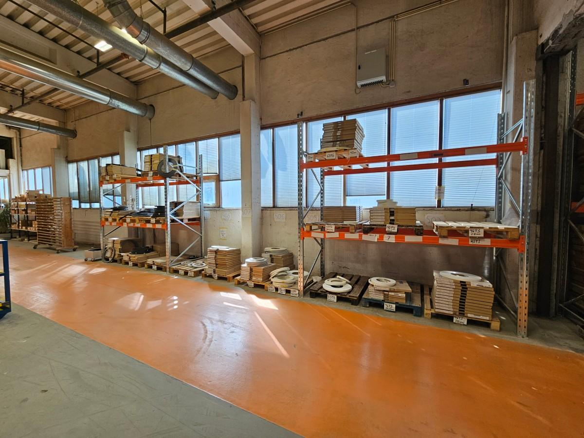 Pallereol Lager Systemer - seksjonsbredde ca. 2,9 m - dybde ca. 1,1 m - to seksjoner - to bjelkenivåer