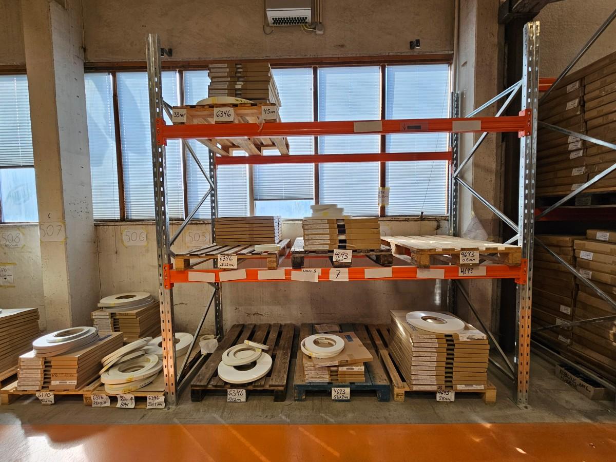 Pallereol Lager Systemer - seksjonsbredde ca. 2,9 m - dybde ca. 1,1 m - to seksjoner - to bjelkenivåer