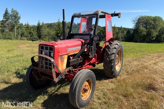 1975 INTERNATIONAL HARVESTER 444 MED FRONTLASTER – MOTOROVERHALT – REGISTRERT – SKUFFE - KJETTINGER OG LETTDØRER