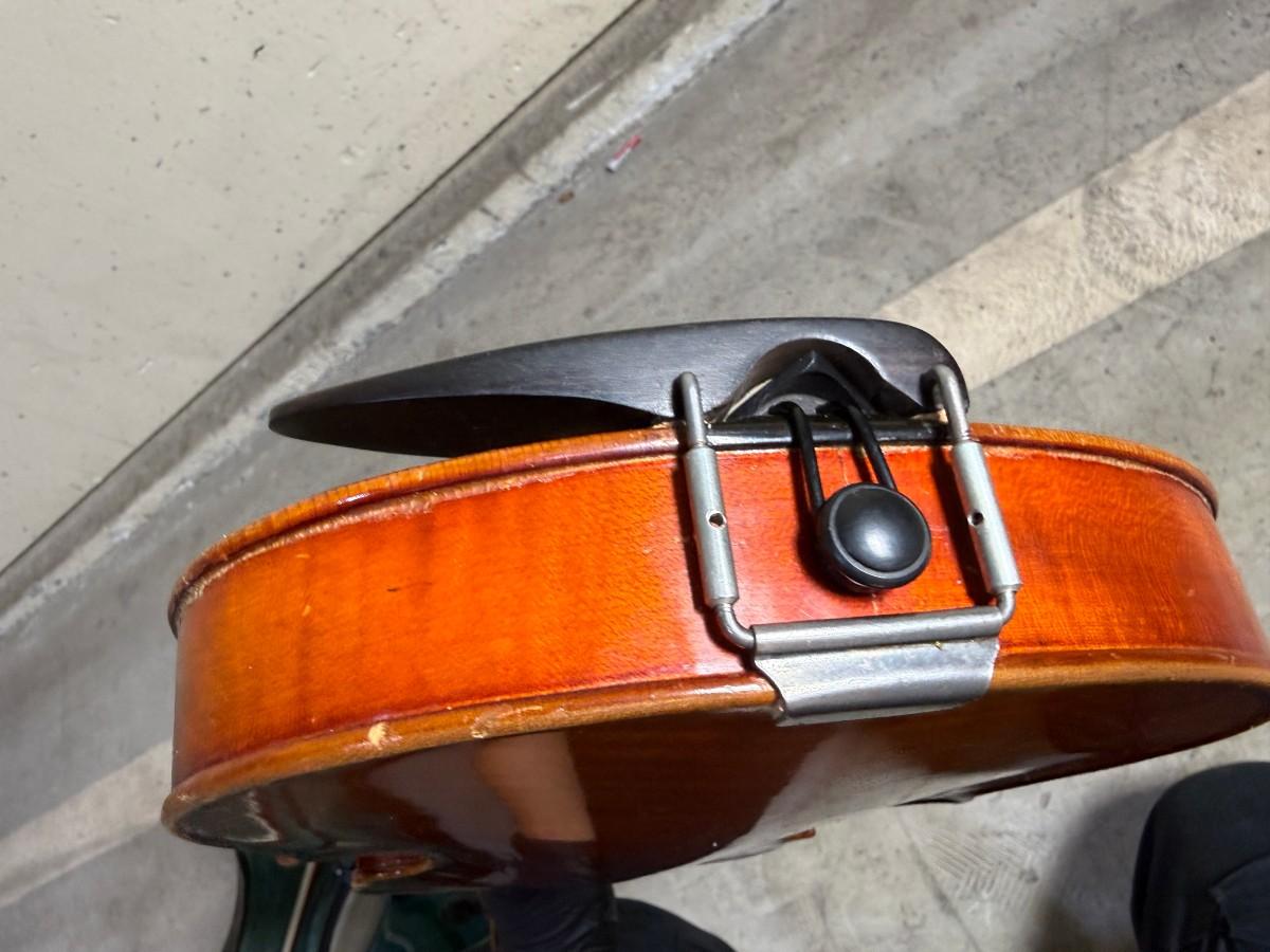 Eldre fiolin med bue og hardkoffert
