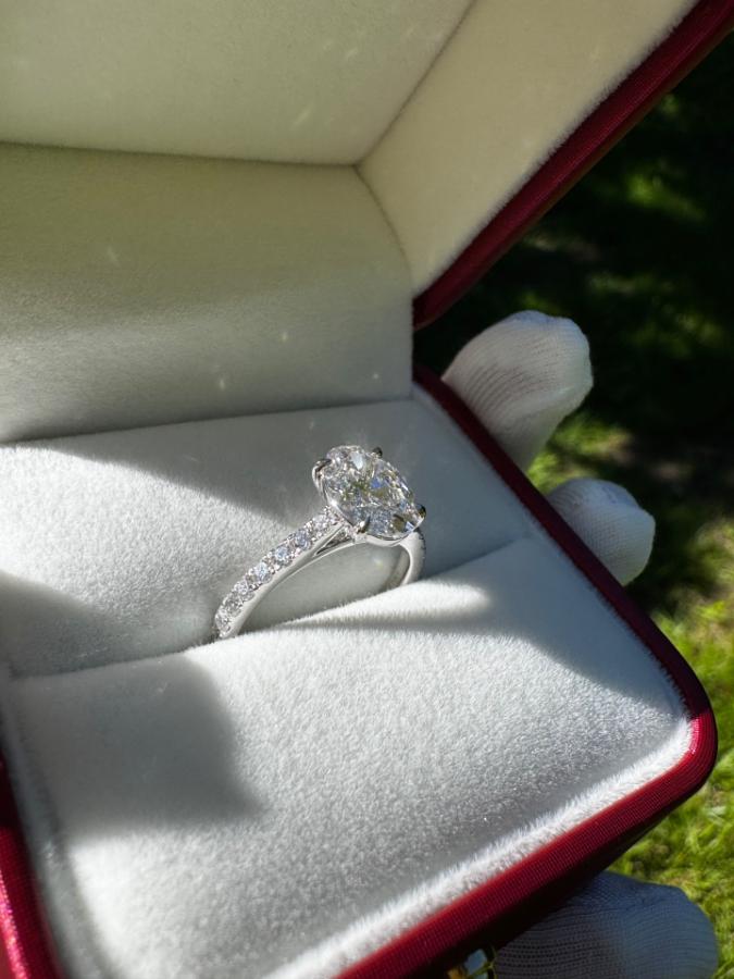 2,01 Carat Oval Diamantring (D / VVS2) & Sidesteiner – IGI-Sertifisert