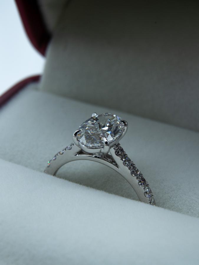 2,01 Carat Oval Diamantring (D / VVS2) & Sidesteiner – IGI-Sertifisert
