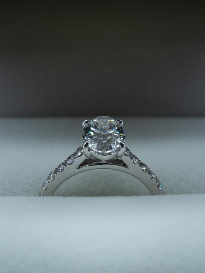  2,01 Carat Oval Diamantring (D / VVS2) & Sidesteiner – IGI-Sertifisert
