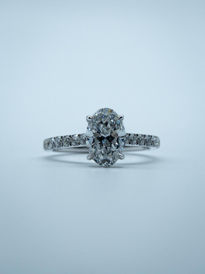  2,01 Carat Oval Diamantring (D / VVS2) & Sidesteiner – IGI-Sertifisert