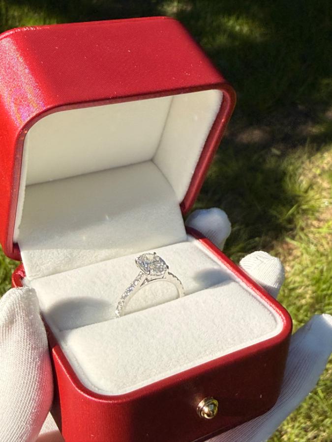  2,01 Carat Oval Diamantring (D / VVS2) & Sidesteiner – IGI-Sertifisert