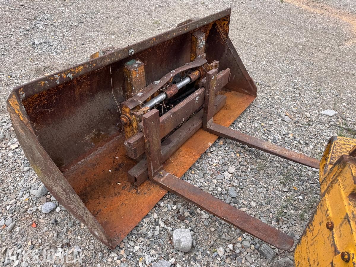 Volvo BM LM841 frontlaster med skuffe og gafler