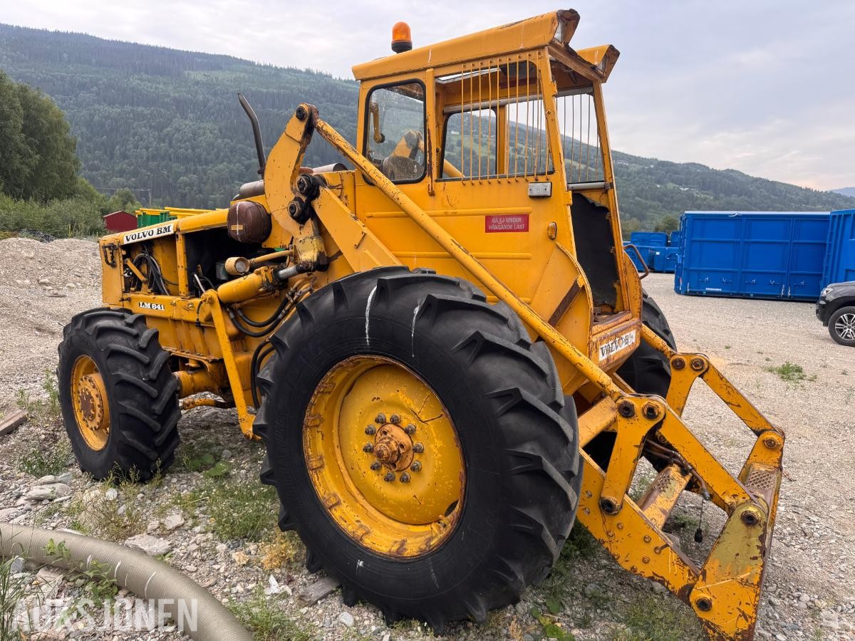 Volvo BM LM841 frontlaster med skuffe og gafler