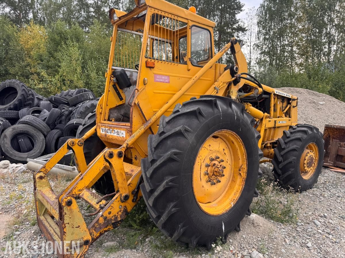 Volvo BM LM841 frontlaster med skuffe og gafler