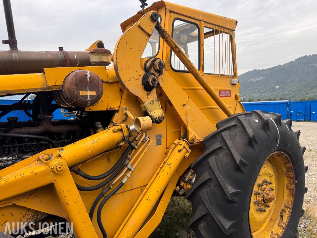 Volvo BM LM841 frontlaster med skuffe og gafler