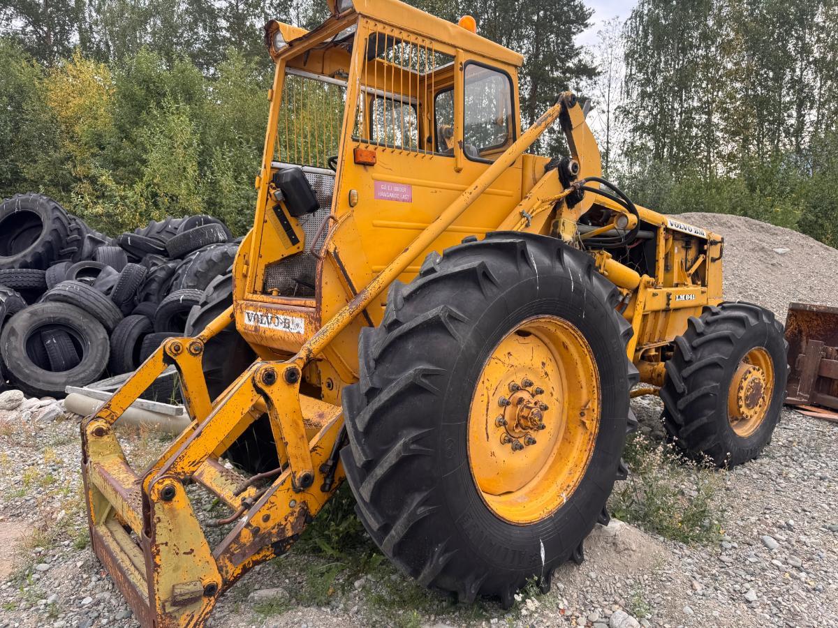 Volvo BM LM841 frontlaster med skuffe og gafler