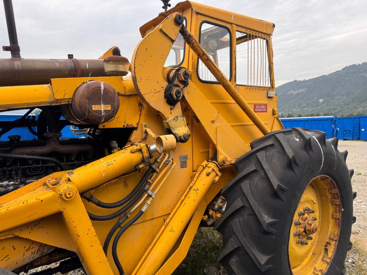 Volvo BM LM841 frontlaster med skuffe og gafler