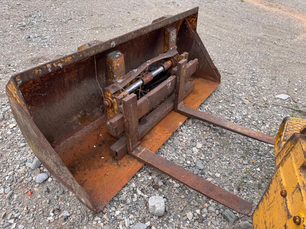 Volvo BM LM841 frontlaster med skuffe og gafler