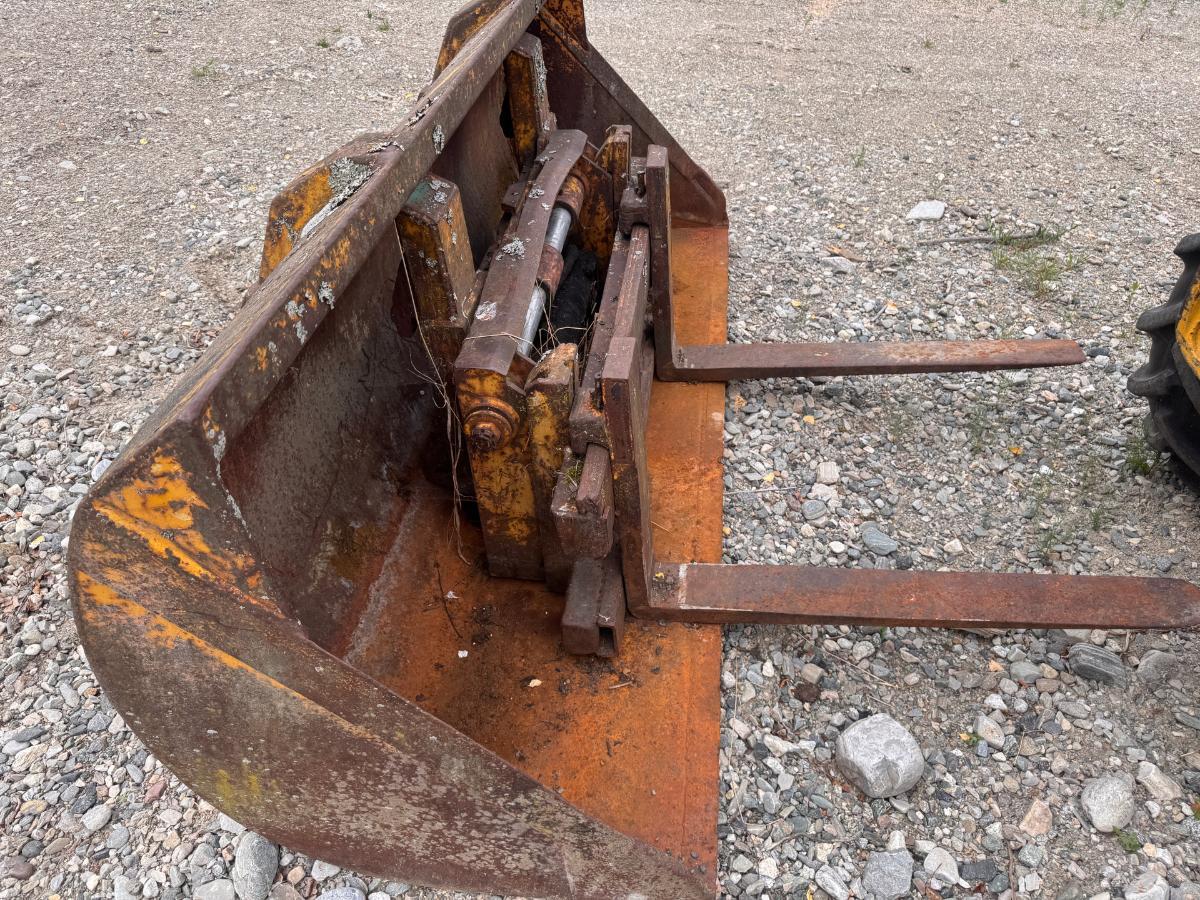 Volvo BM LM841 frontlaster med skuffe og gafler