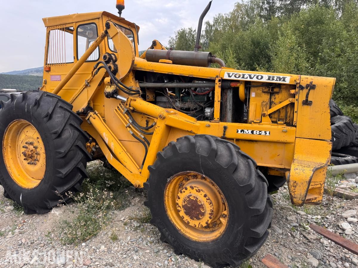 Volvo BM LM841 frontlaster med skuffe og gafler
