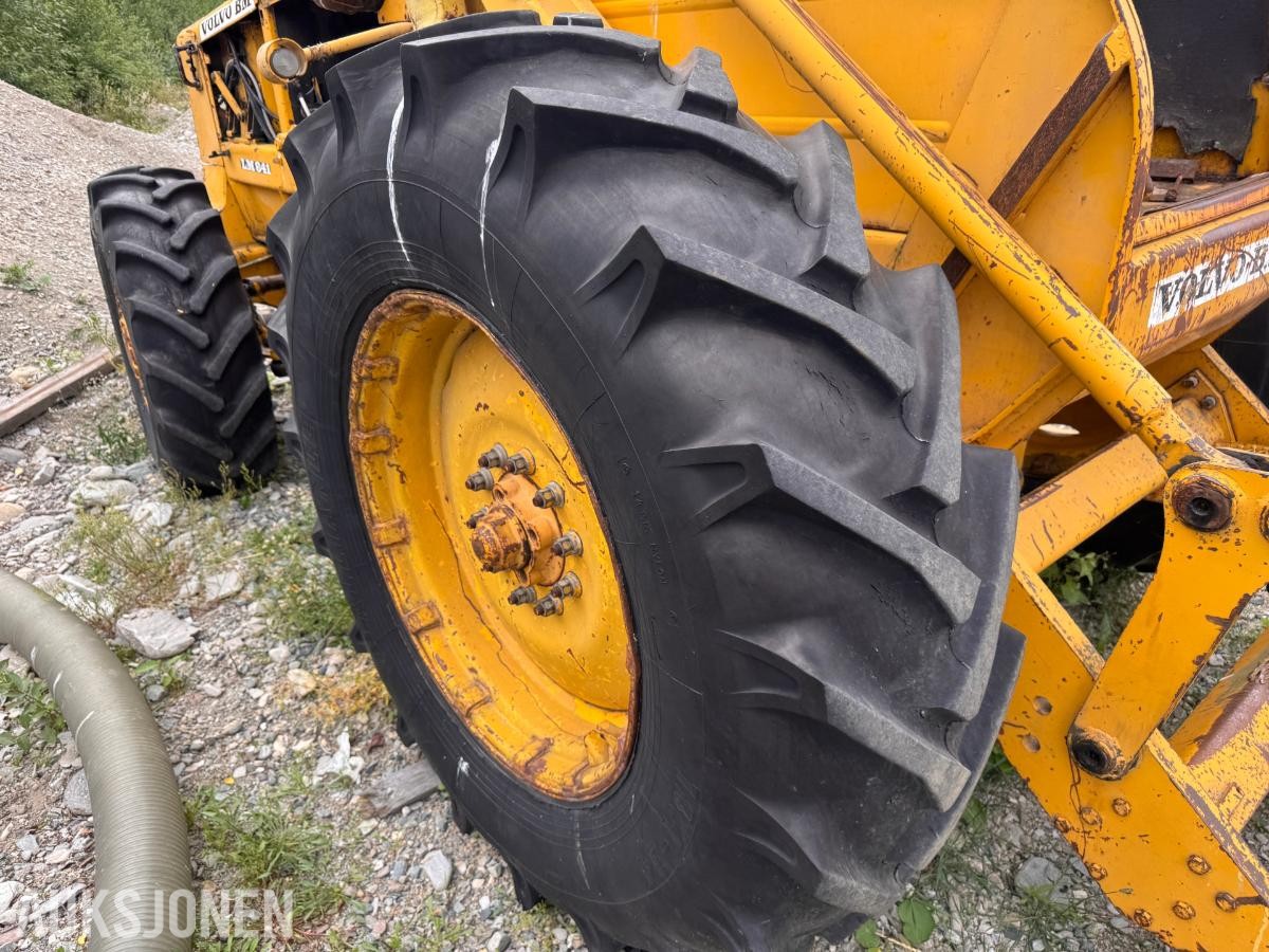 Volvo BM LM841 frontlaster med skuffe og gafler