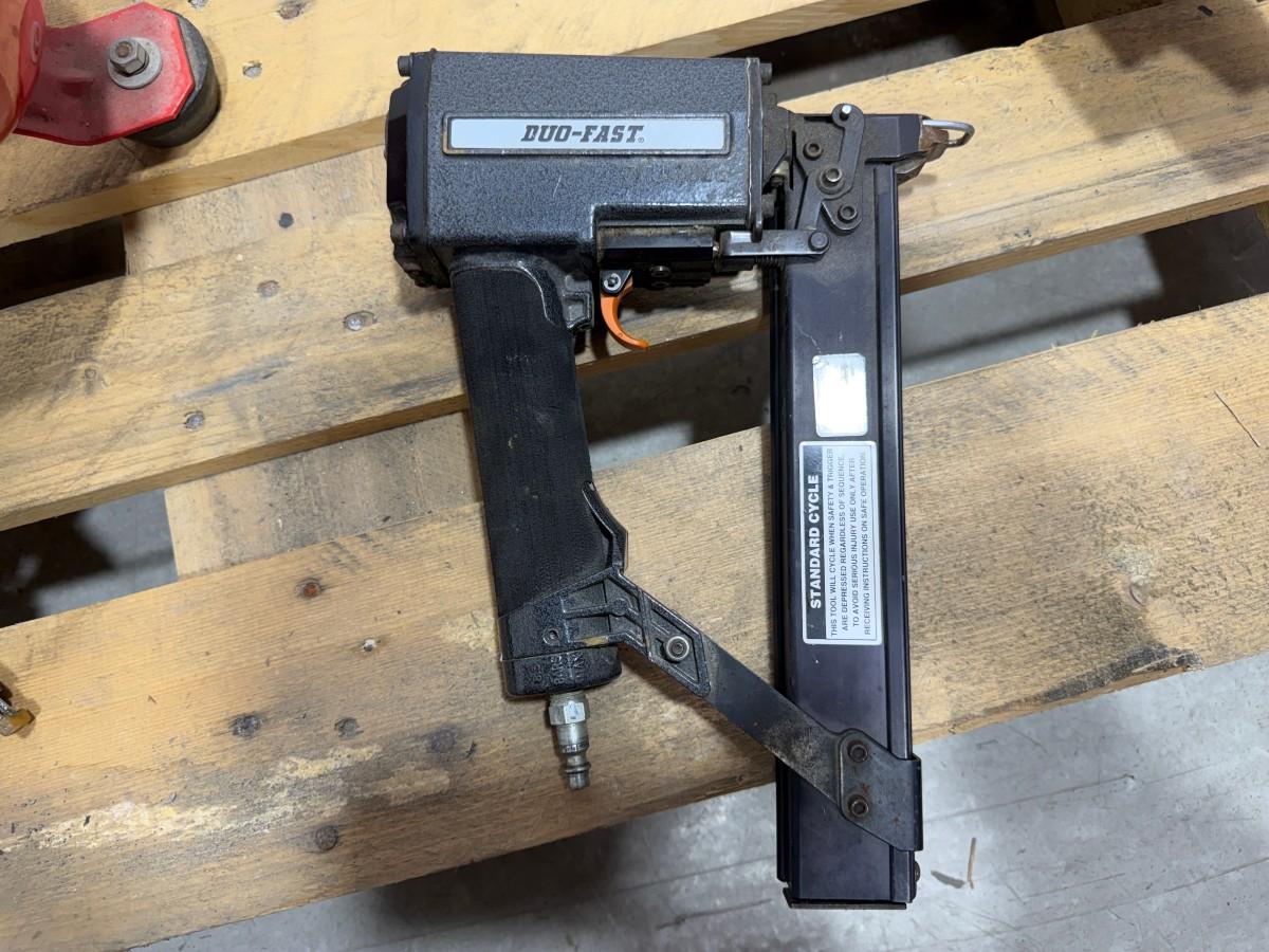 Italair/ABAC kompressor med Duo-Fast spiker- og stiftepistoler
