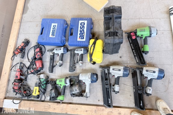 Parti med diverse spikerpistoler, laser og diverse ut fra bilder.