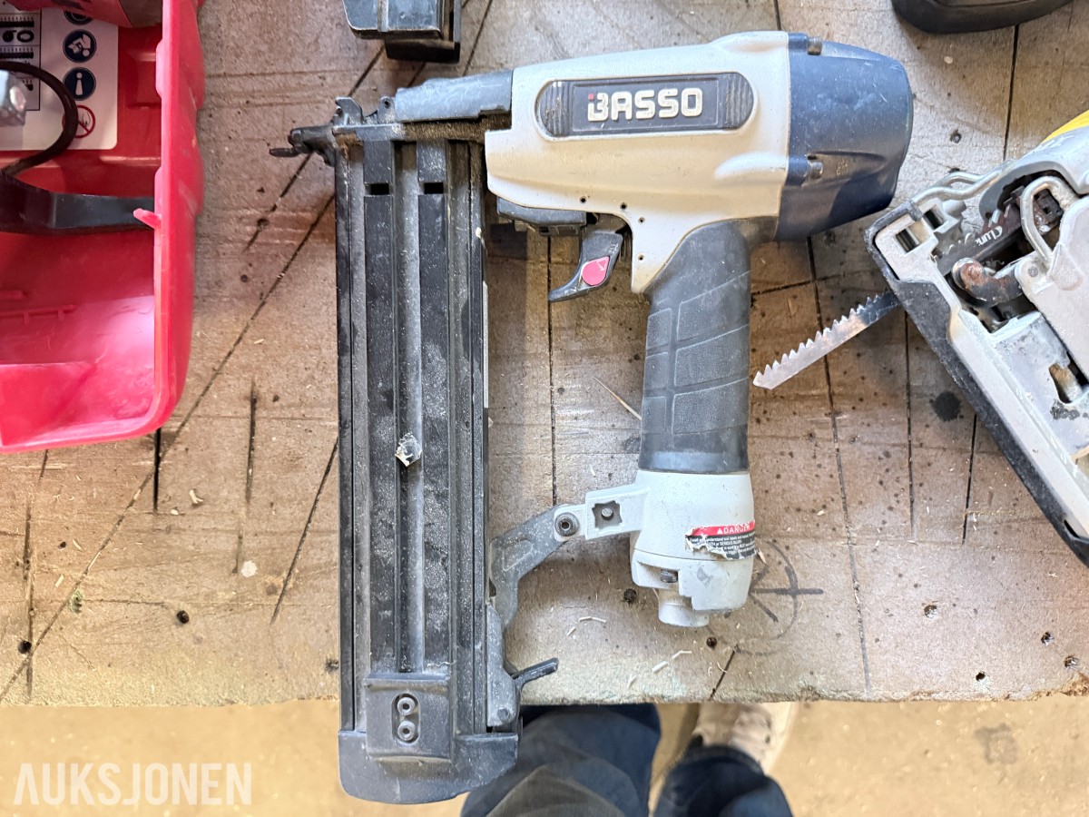 Verktøypakke / parti med spikerpistoler, Hilti, DeWalt, Bosch m.m. – selges samlet