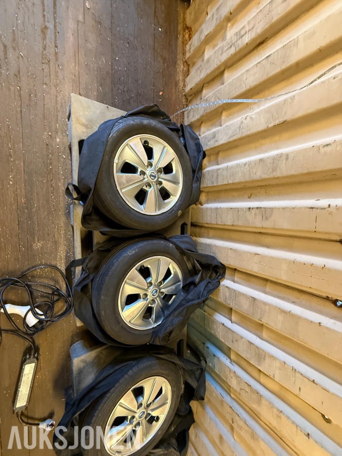 Dekk og ladekabler til Nissan E-NV200 se bilder