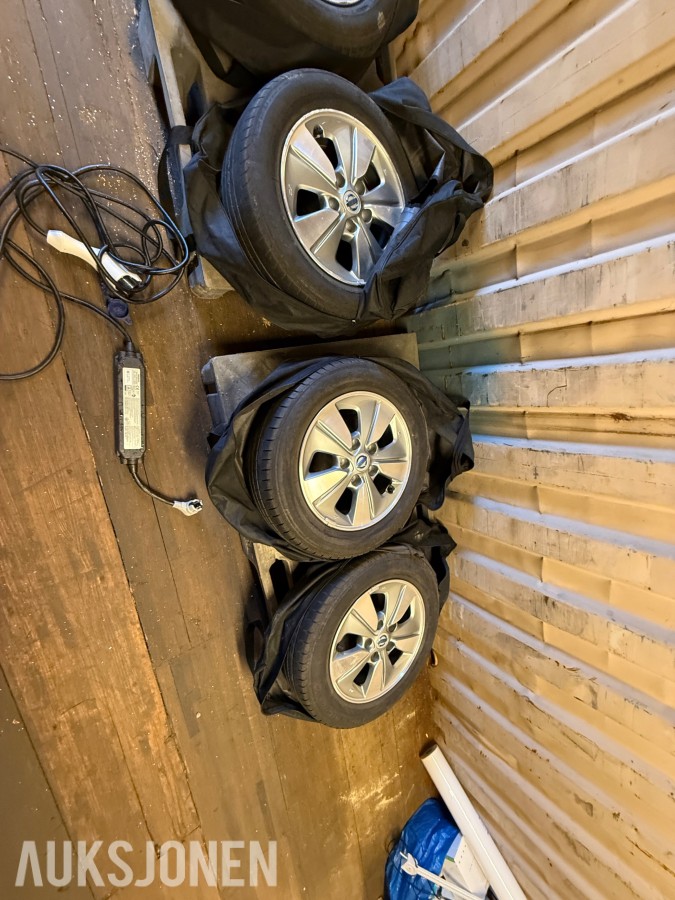 Dekk og ladekabler til Nissan E-NV200 se bilder