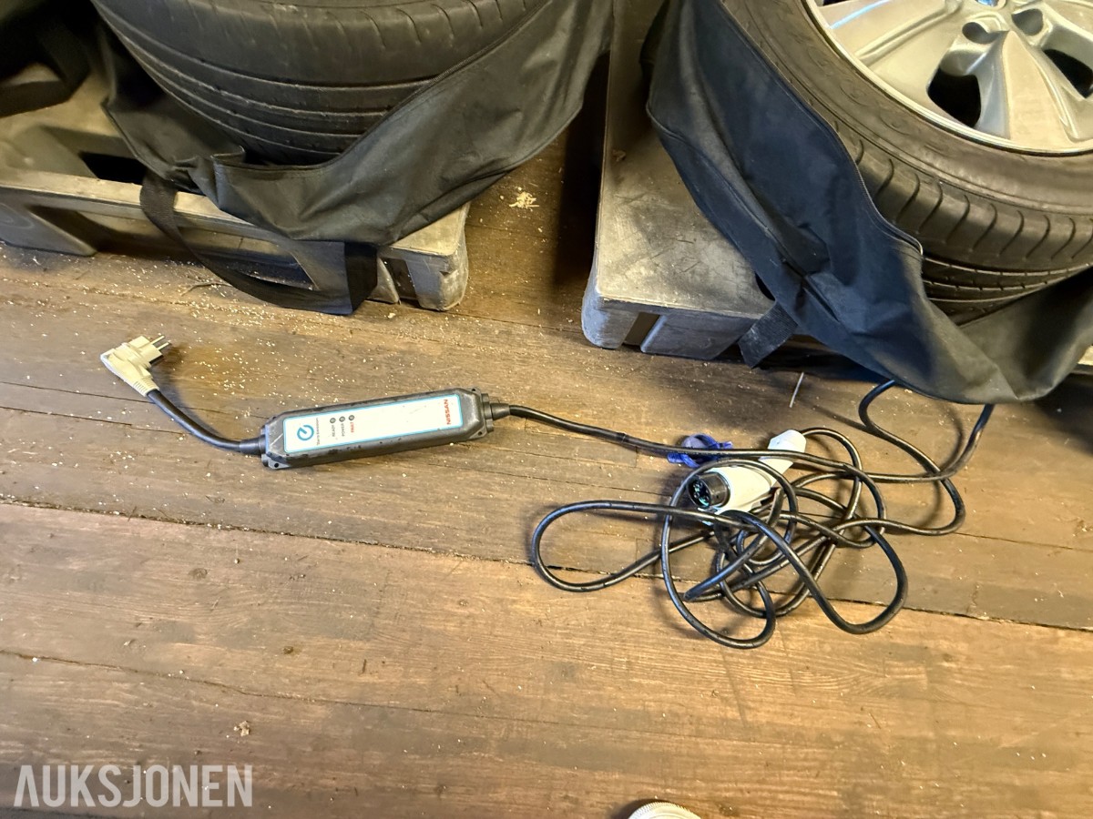 Dekk og ladekabler til Nissan E-NV200 se bilder