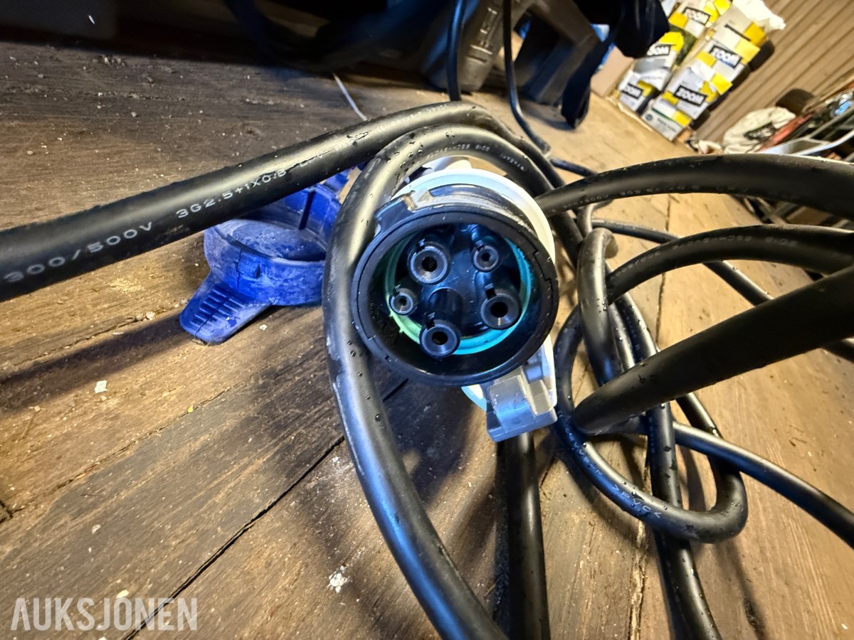 Dekk og ladekabler til Nissan E-NV200 se bilder