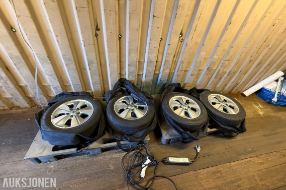 Dekk og ladekabler til Nissan E-NV200 se bilder